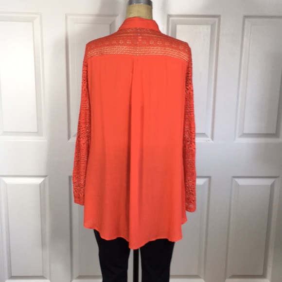 NWT Flowing Blouse with Lace sleeves/trim - Picture 7 of 11
